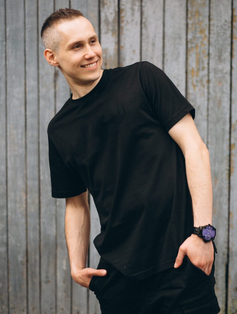 Man with regular fit black t-shirt - streetwear fashion
